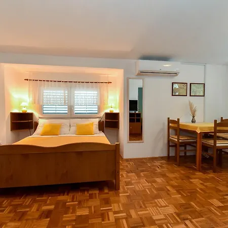 Solomon Apartment